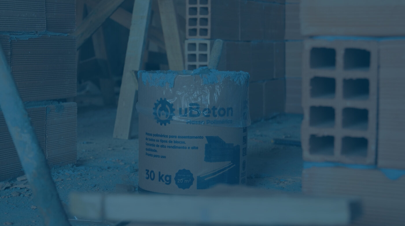 Massa polimérica Ubeton sendo usada no assentamento de blocos em obra