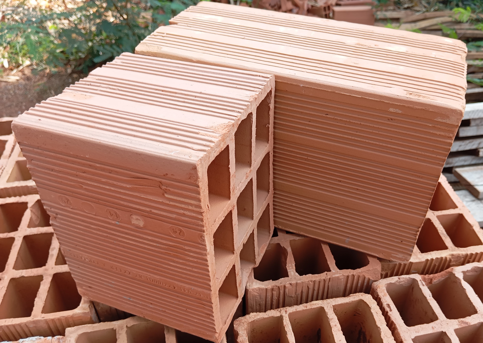 Metadinha 14x14,5x19 empilhada na cerâmica