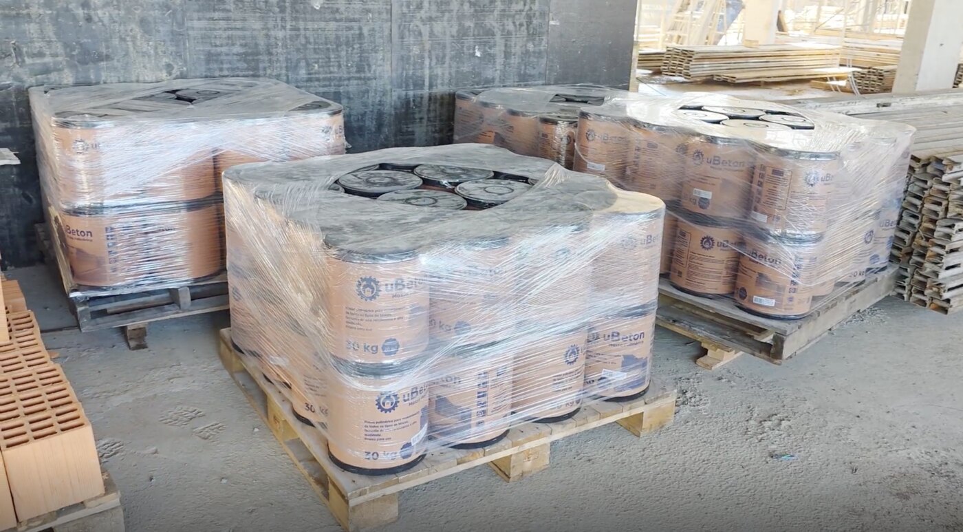 Paletes de massa polimérica Ubeton na fábrica