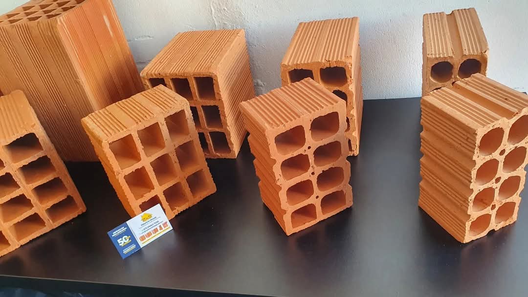 Vitrine de tijolos cerâmicos à venda no Mercadão dos Tijolos, com várias medidas expostas